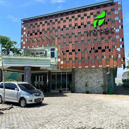 T Hotel Kualanamu Lubukpakam Экстерьер фото