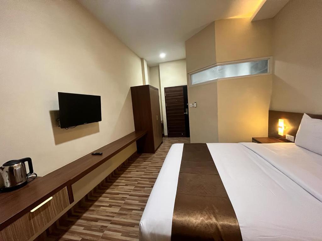 T Hotel Kualanamu Lubukpakam Экстерьер фото