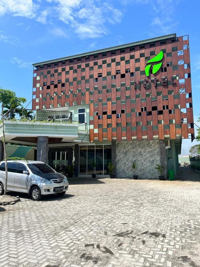 T Hotel Kualanamu Lubukpakam Экстерьер фото
